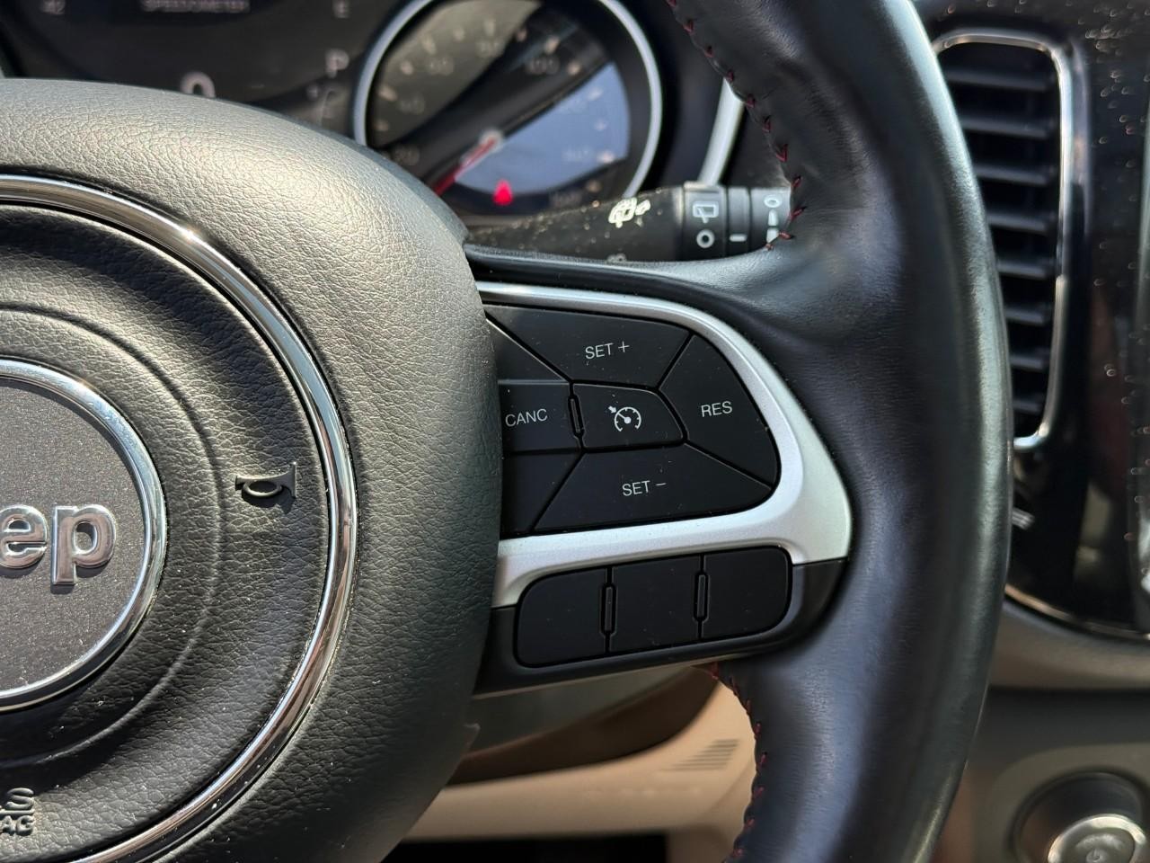Jeep Compass Vehicle Full-screen Gallery Image 20