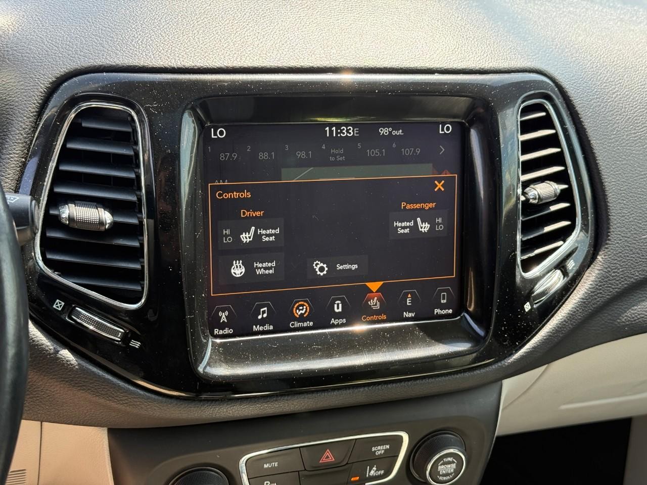 Jeep Compass Vehicle Full-screen Gallery Image 23