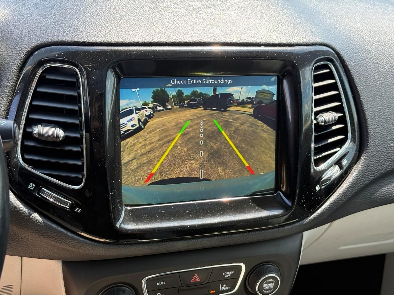 Jeep Compass Vehicle Full-screen Gallery Image 24