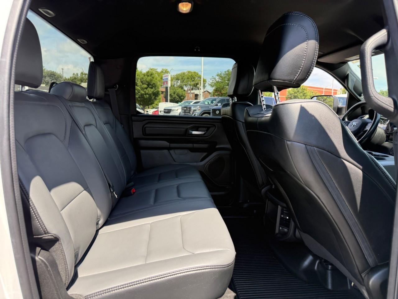 Ram 1500 Vehicle Full-screen Gallery Image 10