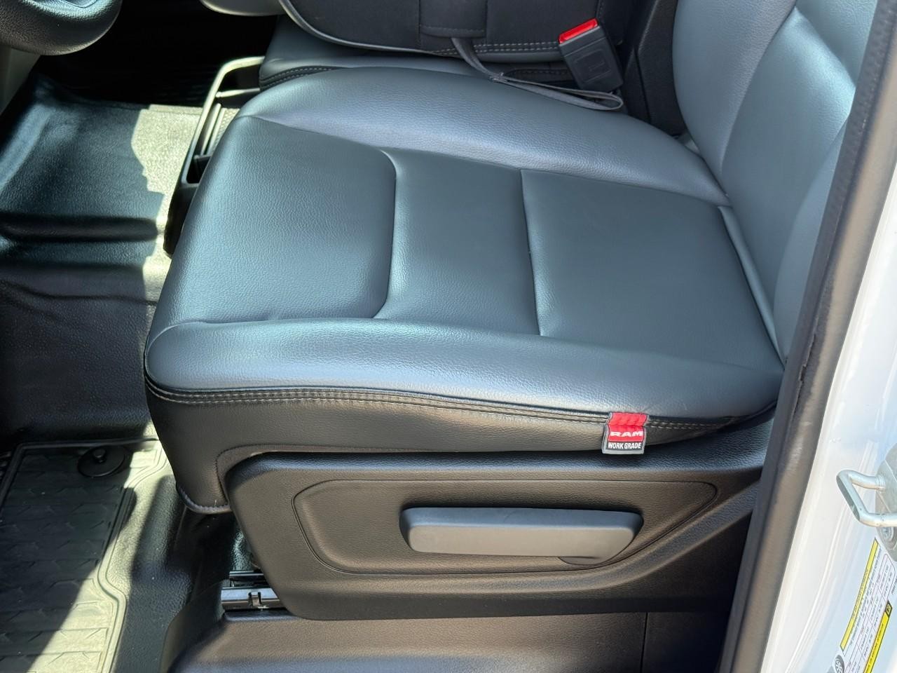 Ram 1500 Vehicle Full-screen Gallery Image 17
