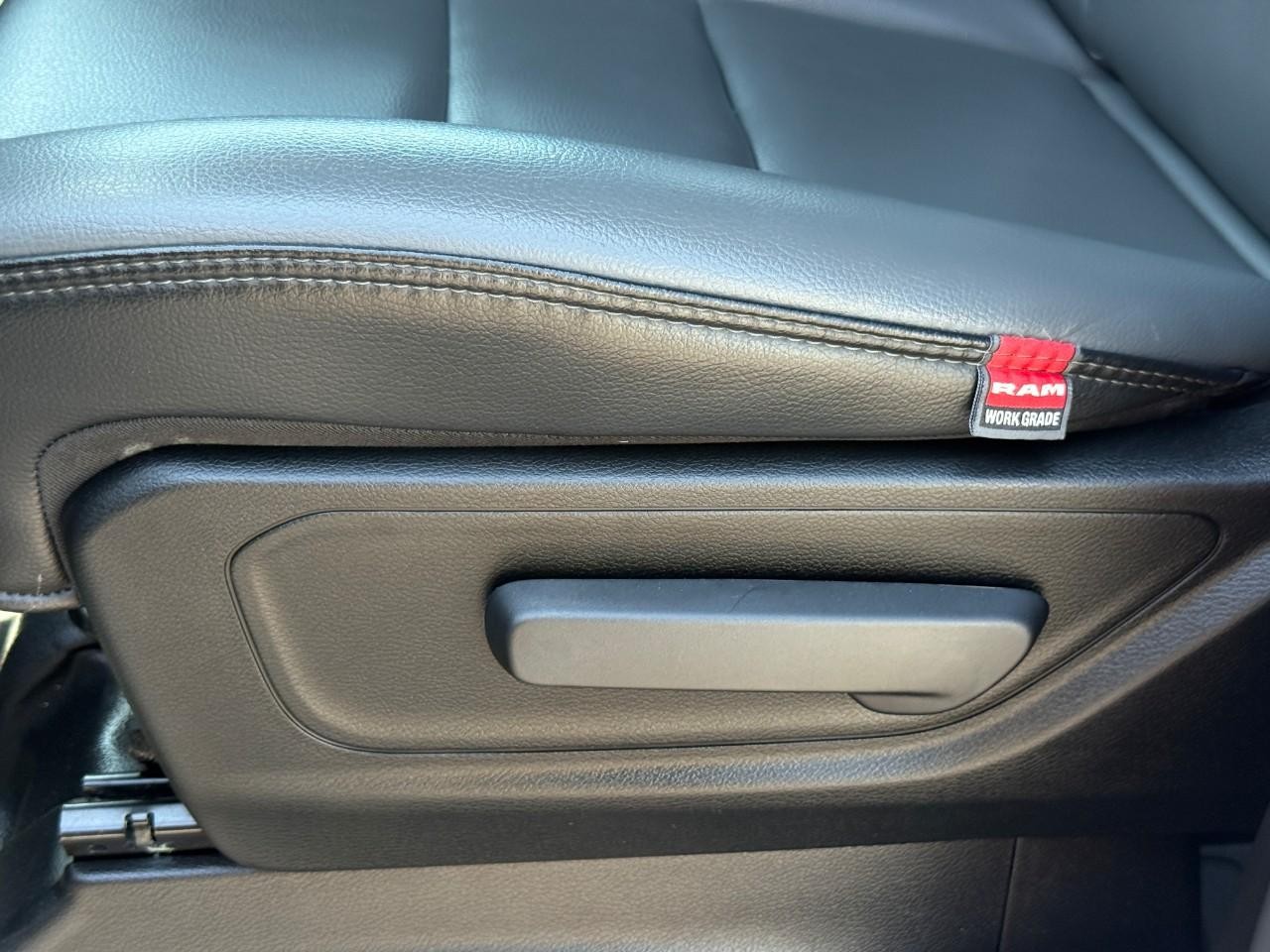 Ram 1500 Vehicle Full-screen Gallery Image 18