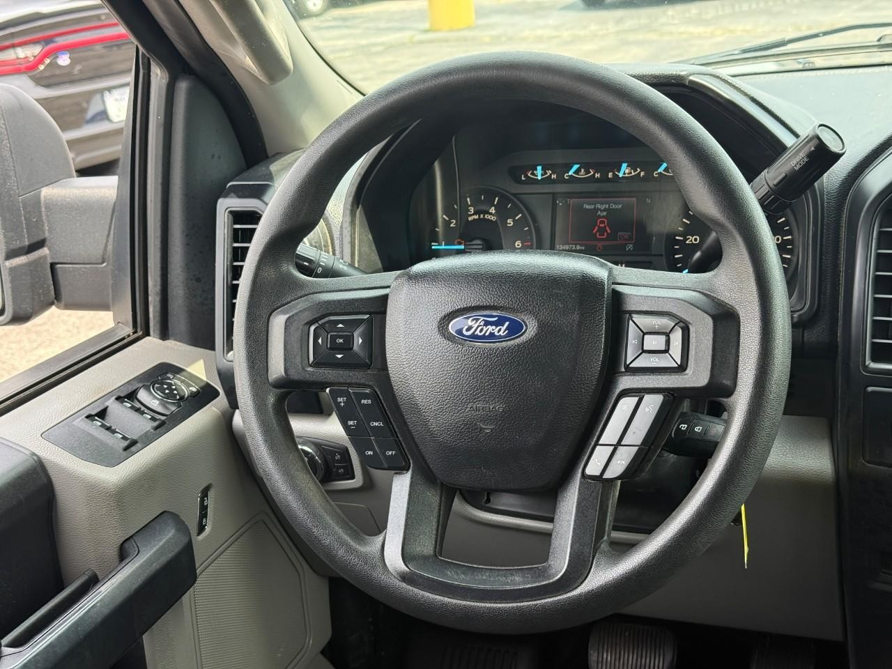 Ford F-150 Vehicle Full-screen Gallery Image 12