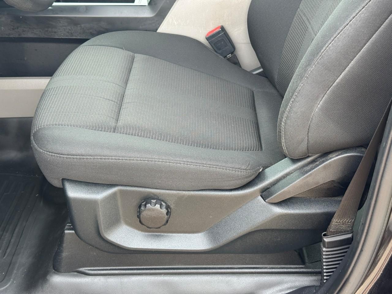 Ford F-150 Vehicle Full-screen Gallery Image 16