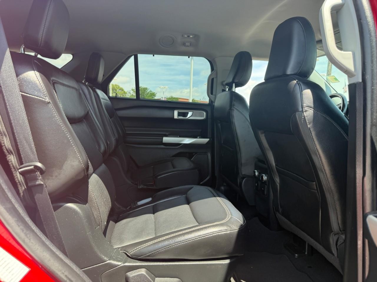 Ford Explorer Vehicle Full-screen Gallery Image 11