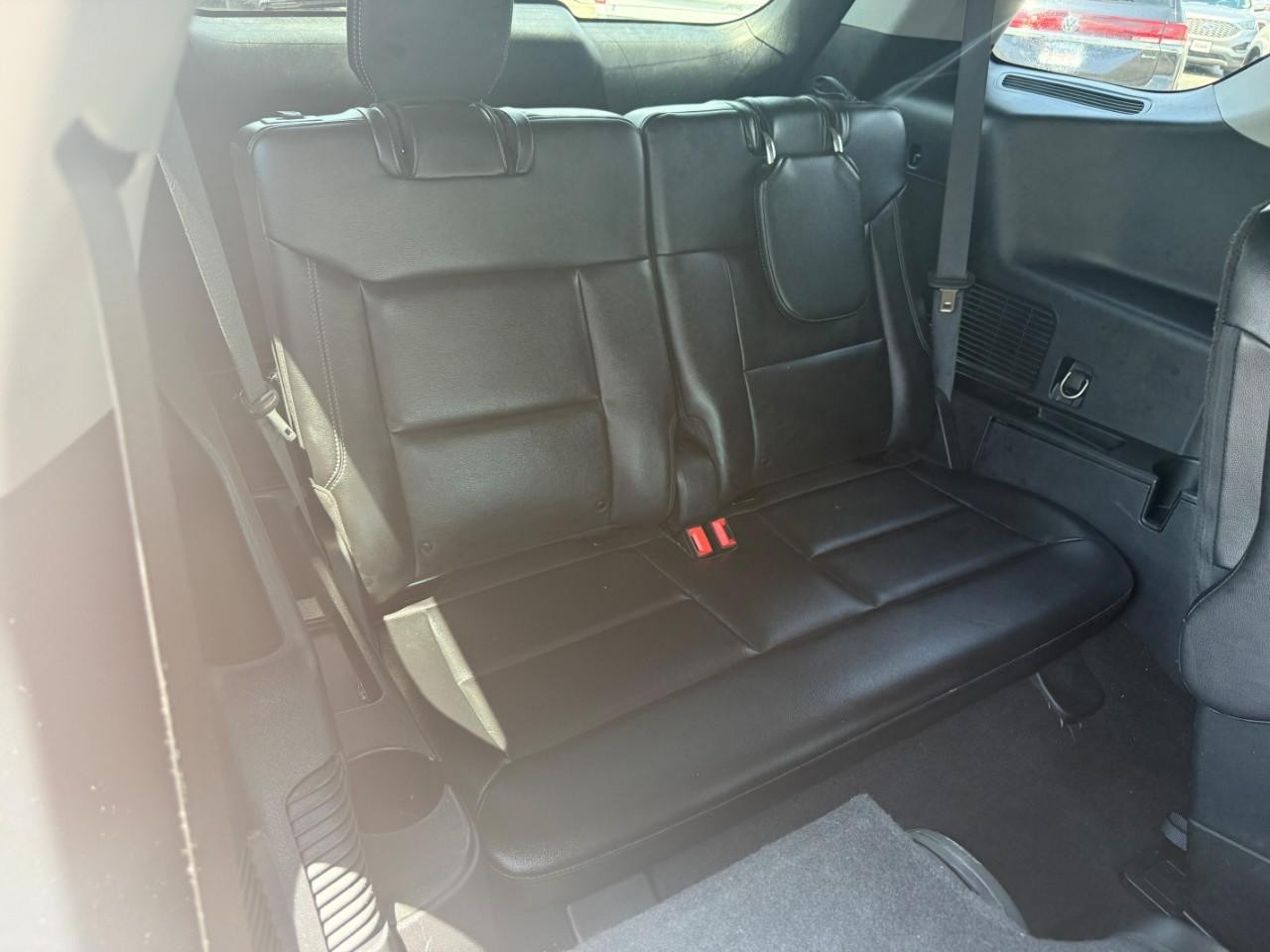Ford Explorer Vehicle Full-screen Gallery Image 12