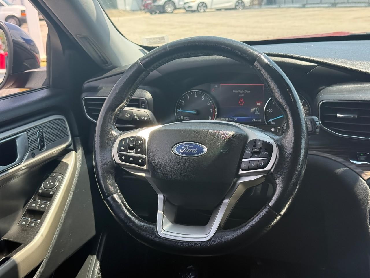 Ford Explorer Vehicle Full-screen Gallery Image 14