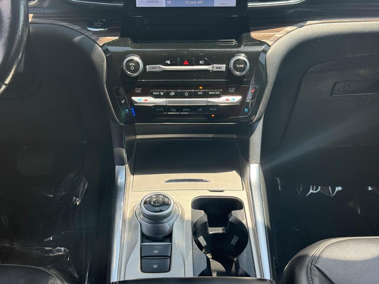 Ford Explorer Vehicle Full-screen Gallery Image 16