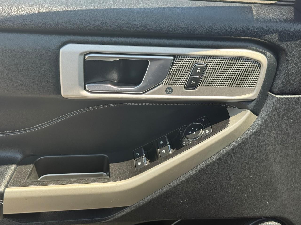 Ford Explorer Vehicle Full-screen Gallery Image 17
