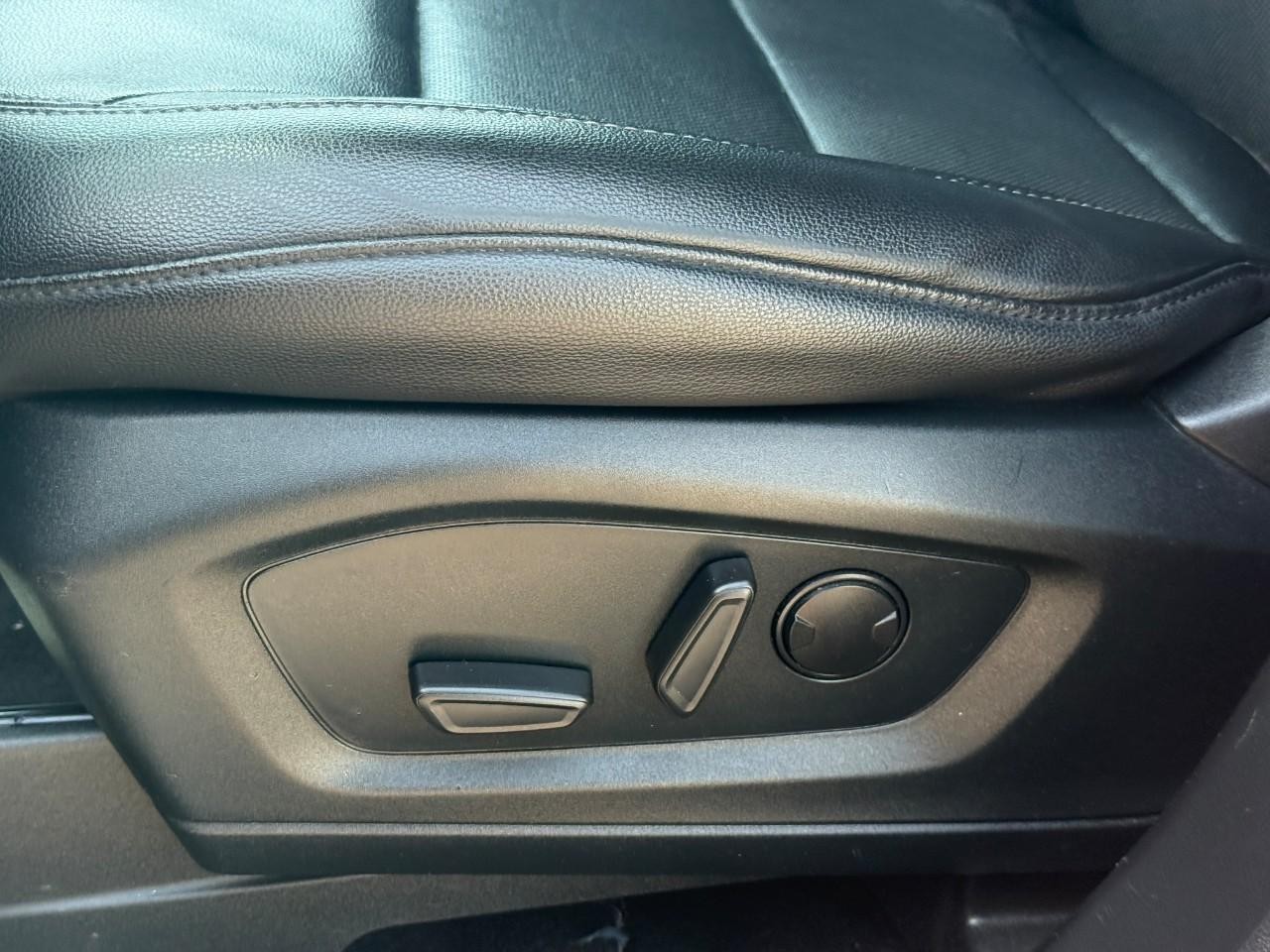 Ford Explorer Vehicle Full-screen Gallery Image 19