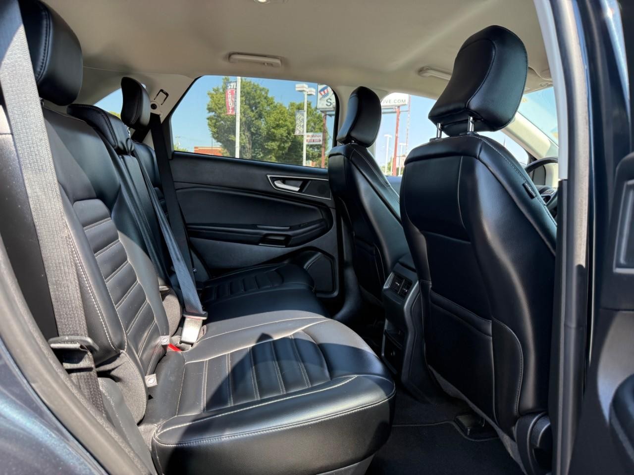 Ford Edge Vehicle Full-screen Gallery Image 11
