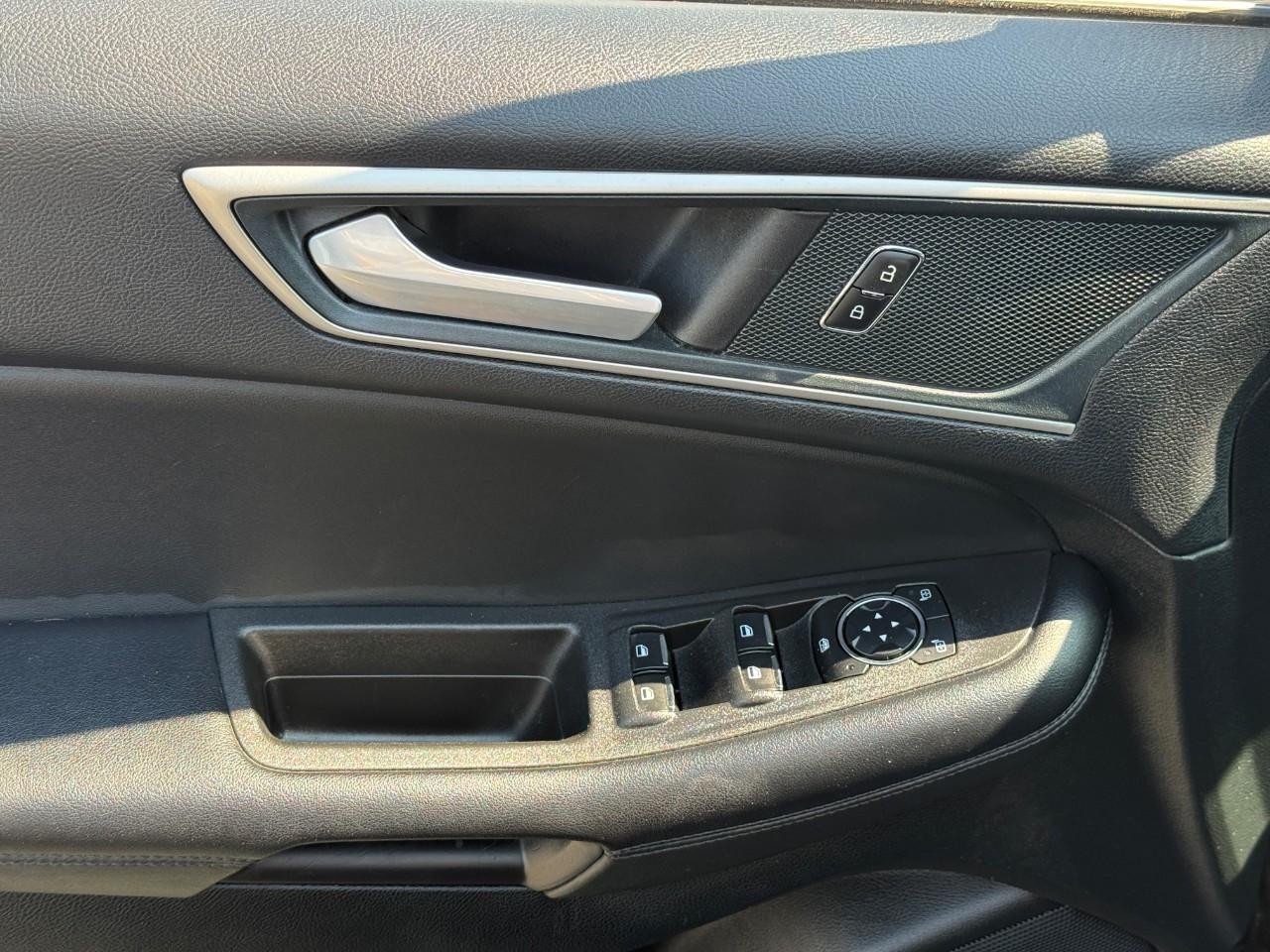 Ford Edge Vehicle Full-screen Gallery Image 17