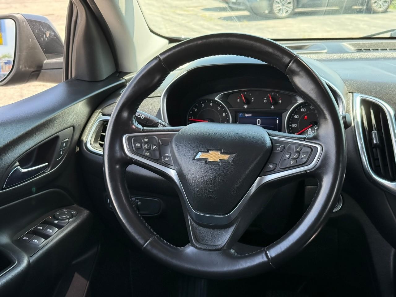 Chevrolet Equinox Vehicle Full-screen Gallery Image 12