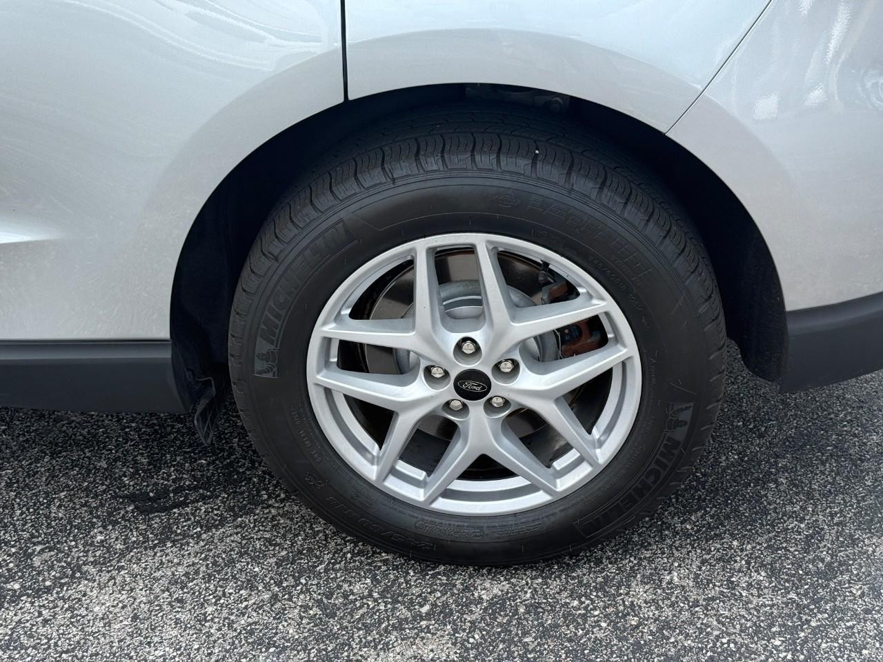 Ford Edge Vehicle Full-screen Gallery Image 06