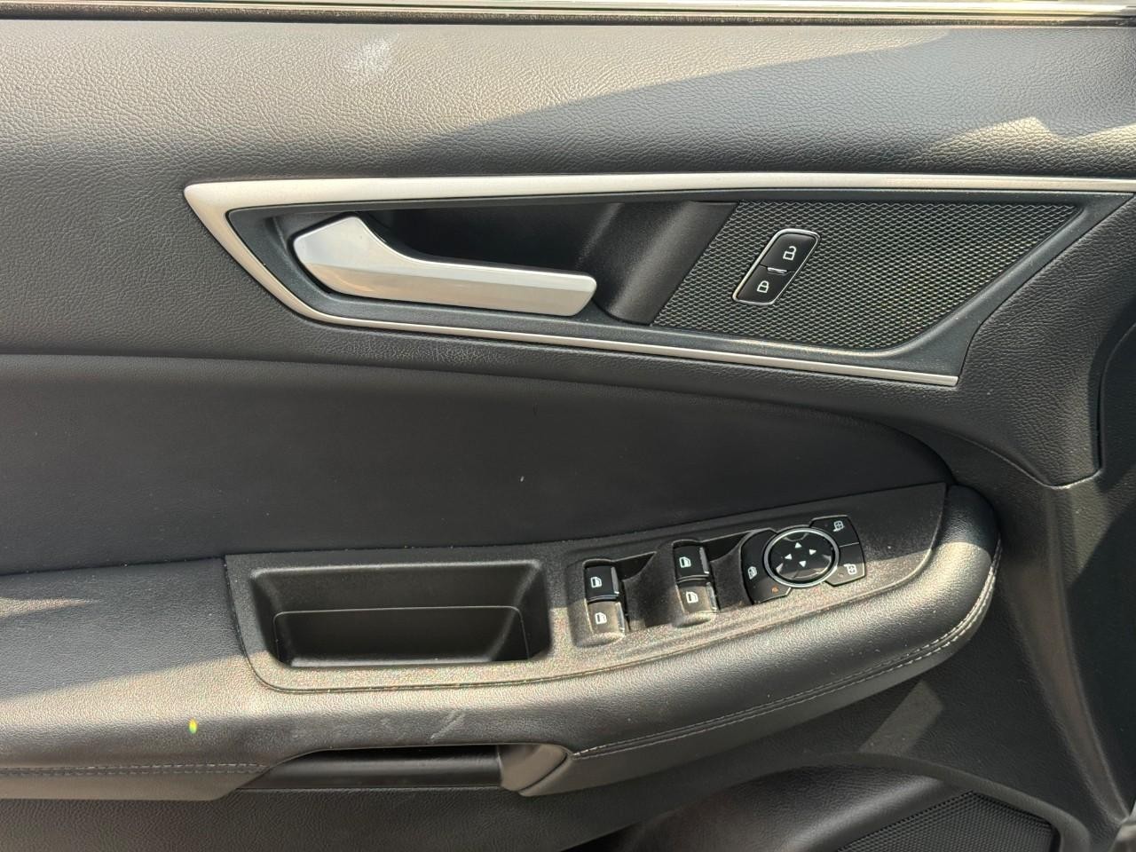 Ford Edge Vehicle Full-screen Gallery Image 13