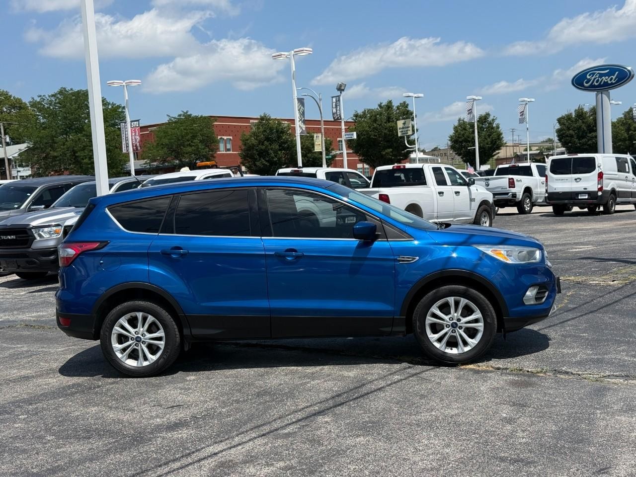 Ford Escape Vehicle Full-screen Gallery Image 05