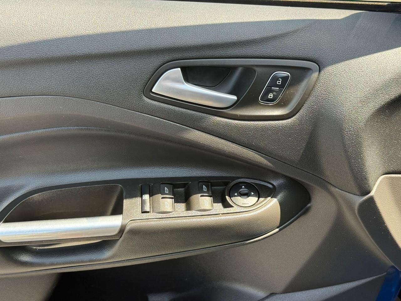Ford Escape Vehicle Full-screen Gallery Image 16