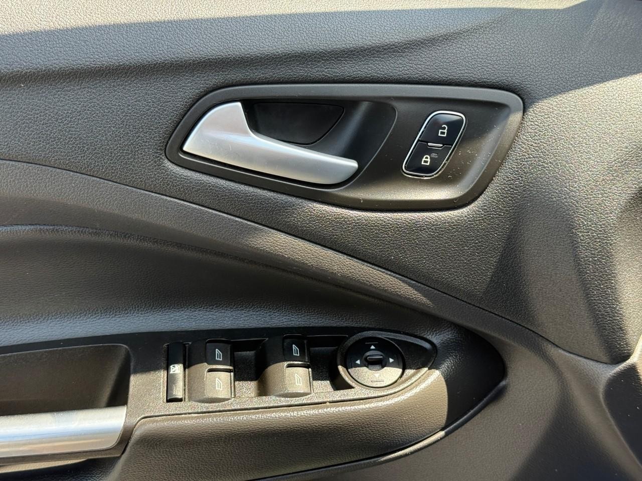 Ford Escape Vehicle Full-screen Gallery Image 17