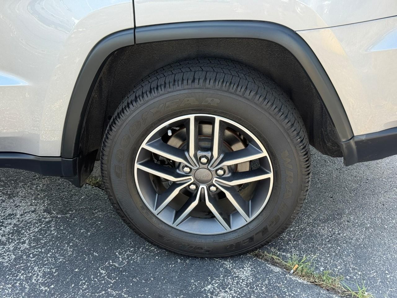 Jeep Grand Cherokee Vehicle Full-screen Gallery Image 09
