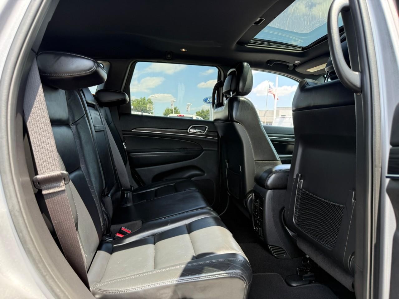 Jeep Grand Cherokee Vehicle Full-screen Gallery Image 11