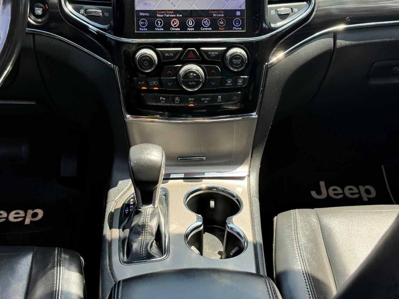 Jeep Grand Cherokee Vehicle Full-screen Gallery Image 15