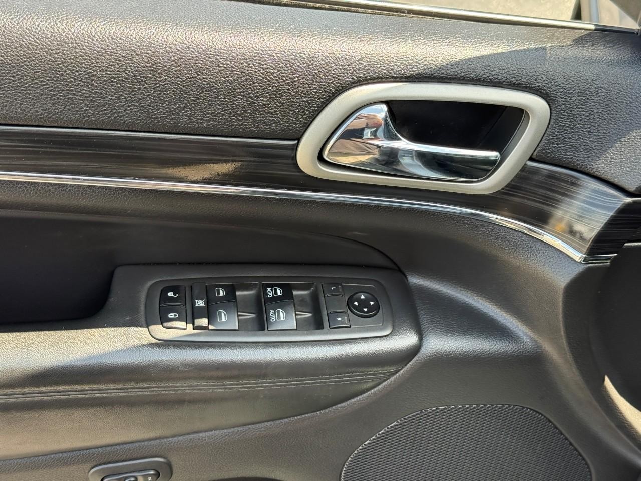 Jeep Grand Cherokee Vehicle Full-screen Gallery Image 16