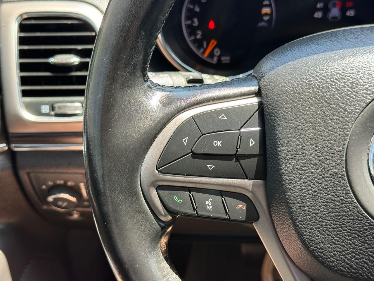 Jeep Grand Cherokee Vehicle Full-screen Gallery Image 20
