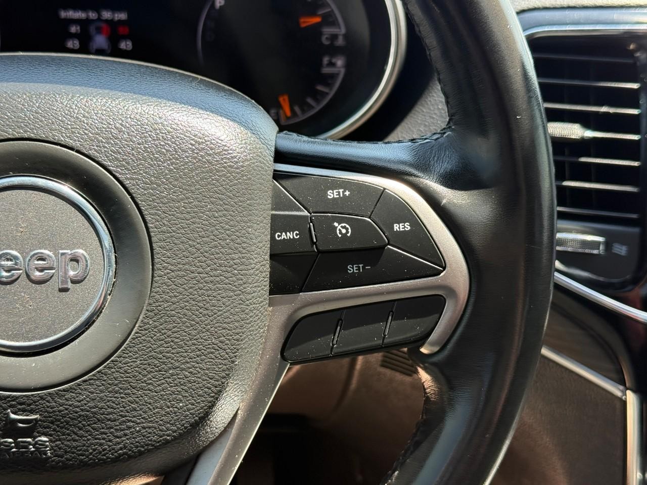 Jeep Grand Cherokee Vehicle Full-screen Gallery Image 21
