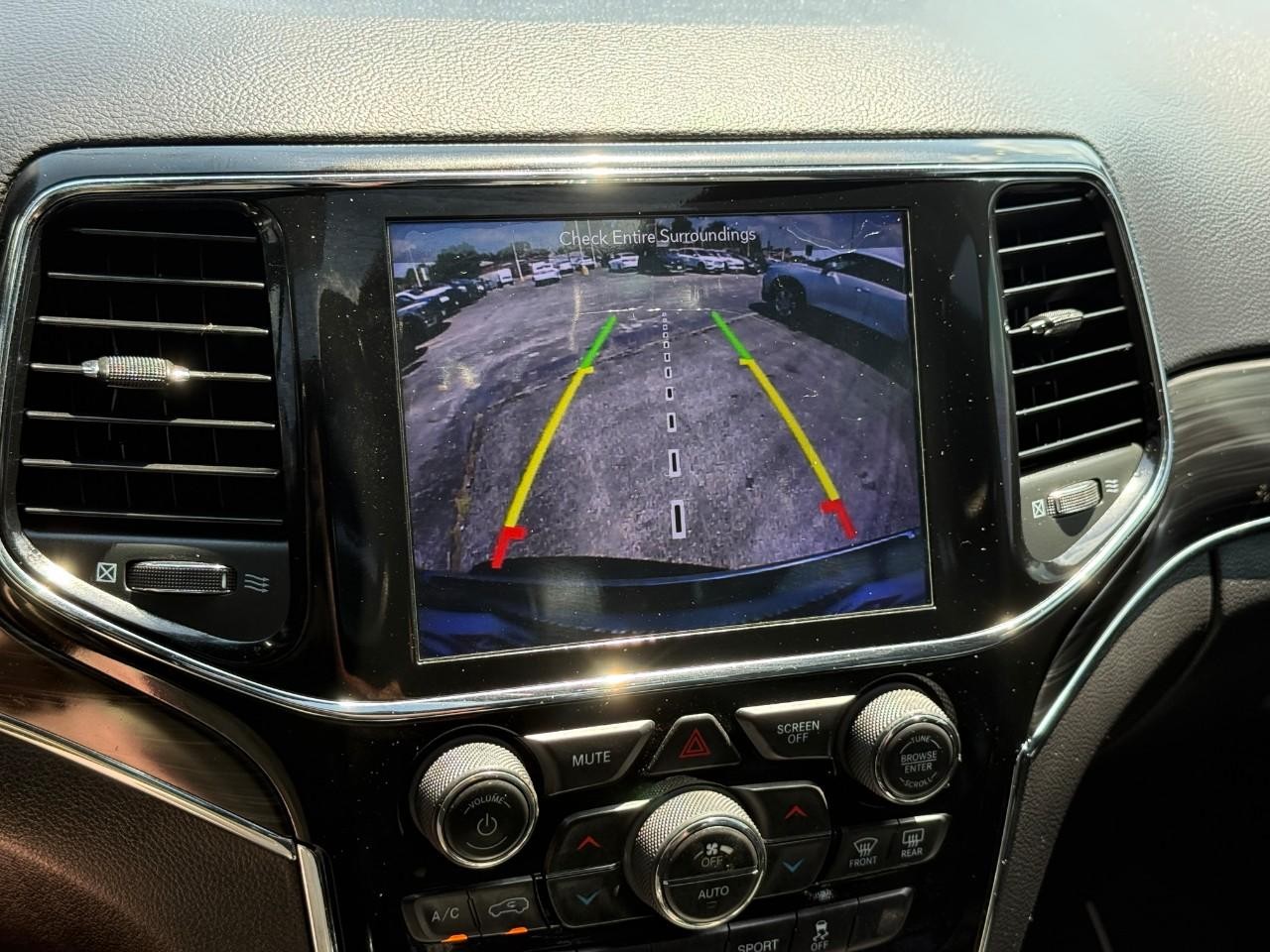 Jeep Grand Cherokee Vehicle Full-screen Gallery Image 24