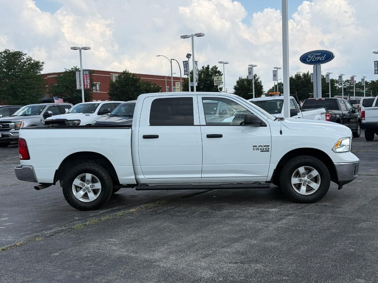 Ram 1500 Classic Vehicle Full-screen Gallery Image 05