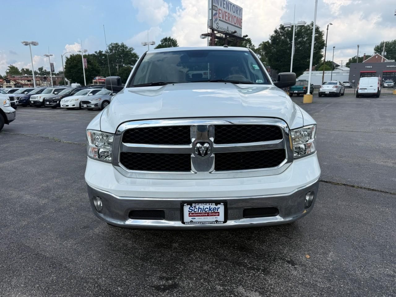 Ram 1500 Classic Vehicle Full-screen Gallery Image 09