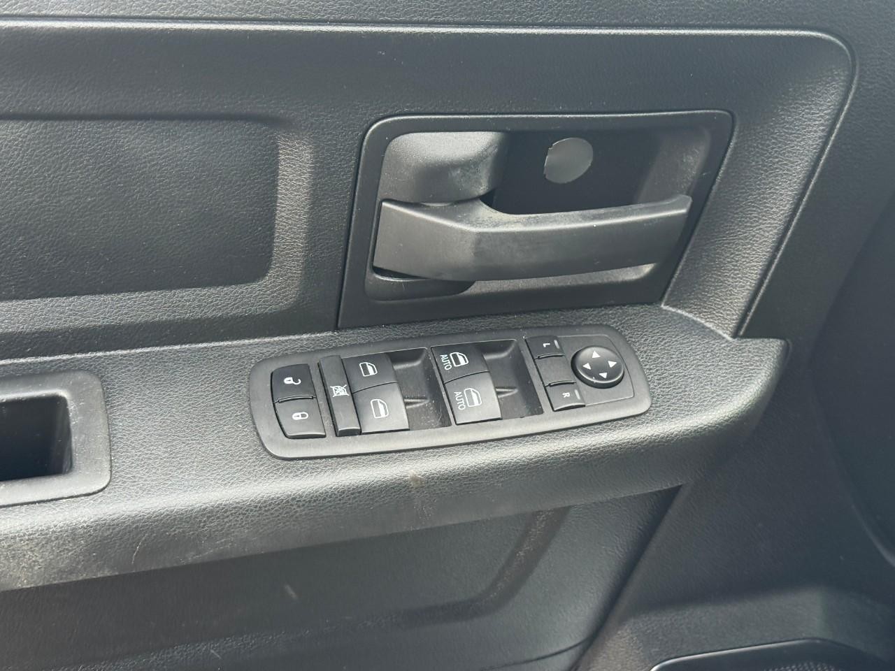 Ram 1500 Classic Vehicle Full-screen Gallery Image 15