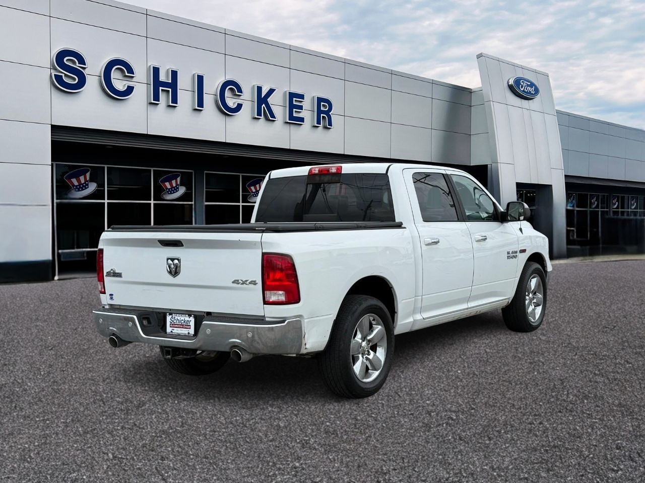 Ram 1500 Vehicle Full-screen Gallery Image 02
