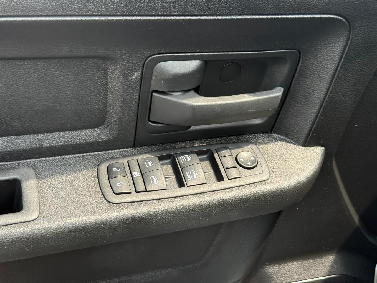 Ram 1500 Classic Vehicle Full-screen Gallery Image 15