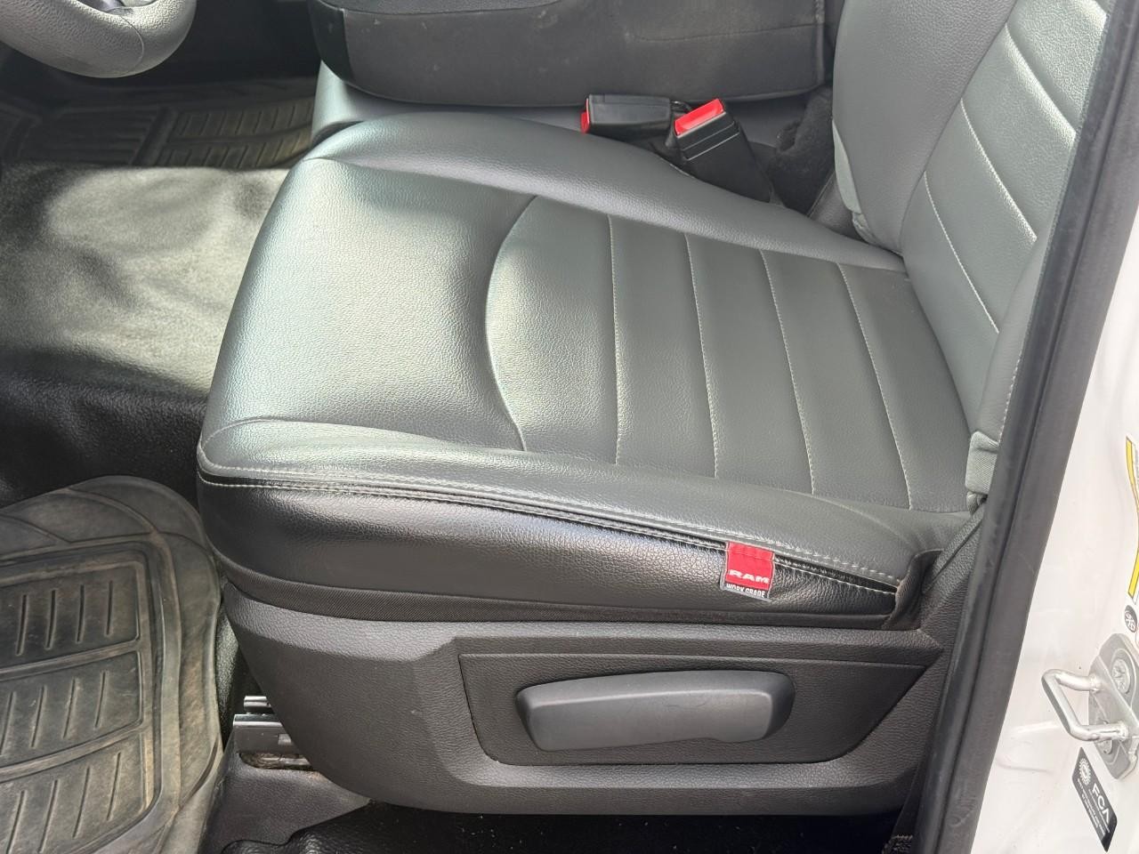 Ram 1500 Classic Vehicle Full-screen Gallery Image 16