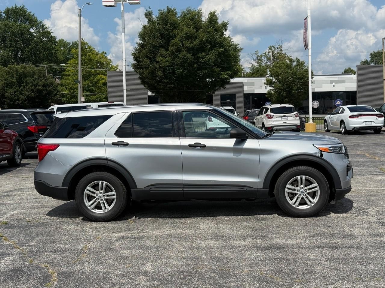 Ford Explorer Vehicle Full-screen Gallery Image 05