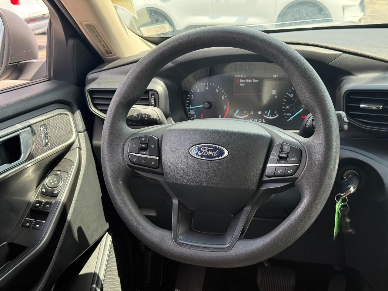 Ford Explorer Vehicle Full-screen Gallery Image 12