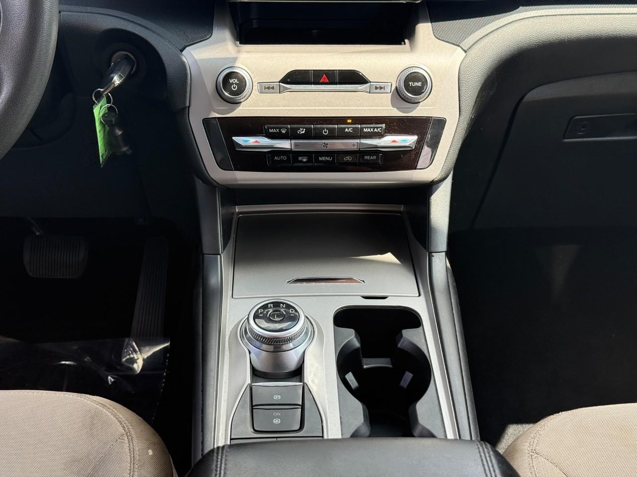 Ford Explorer Vehicle Full-screen Gallery Image 14