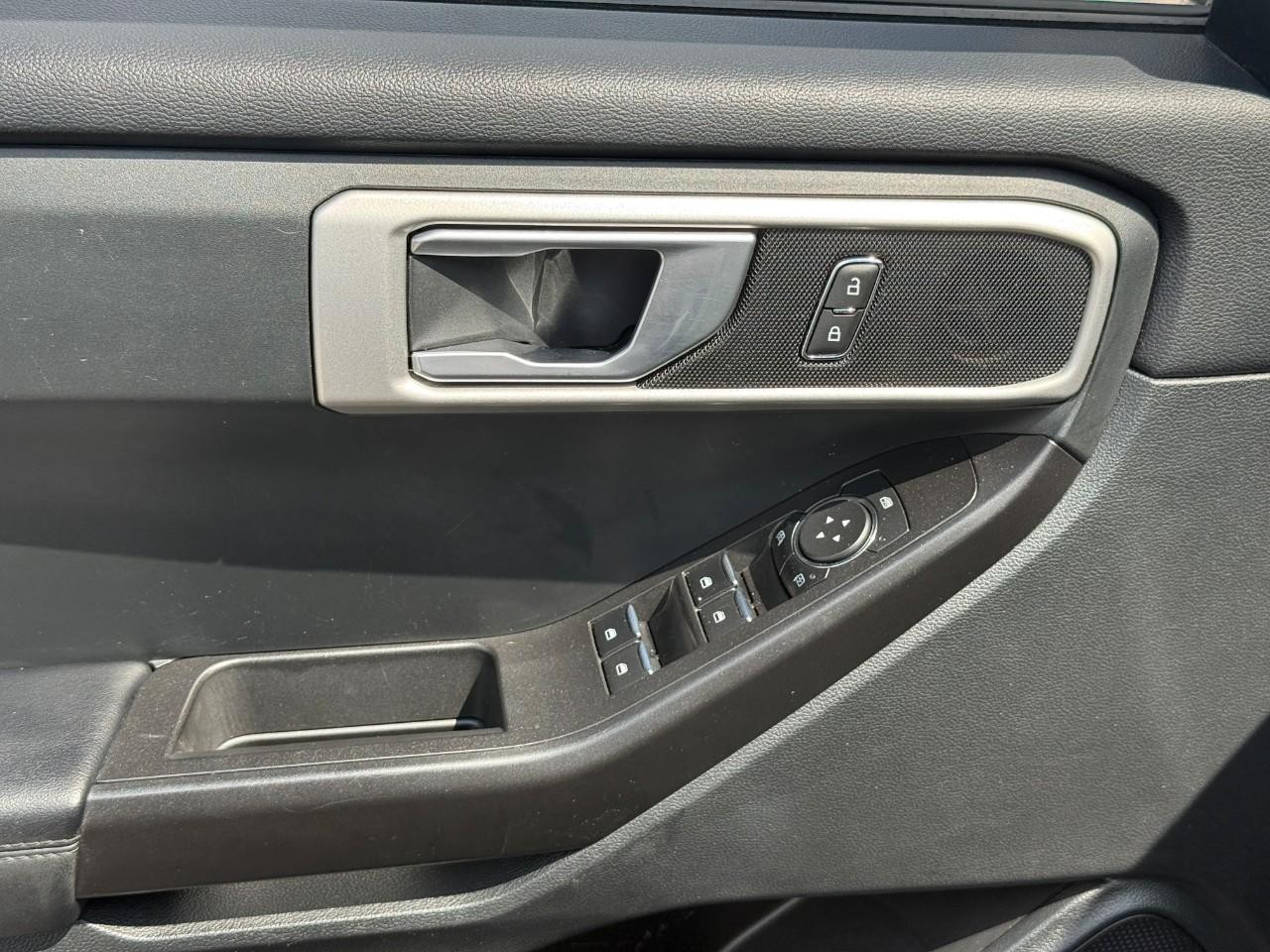 Ford Explorer Vehicle Full-screen Gallery Image 15
