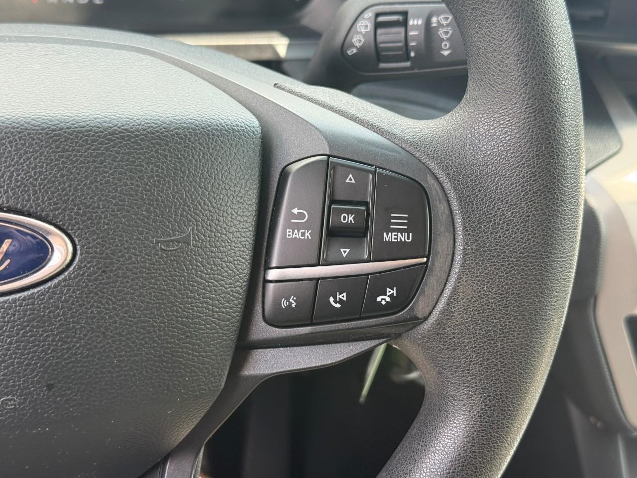 Ford Explorer Vehicle Full-screen Gallery Image 19