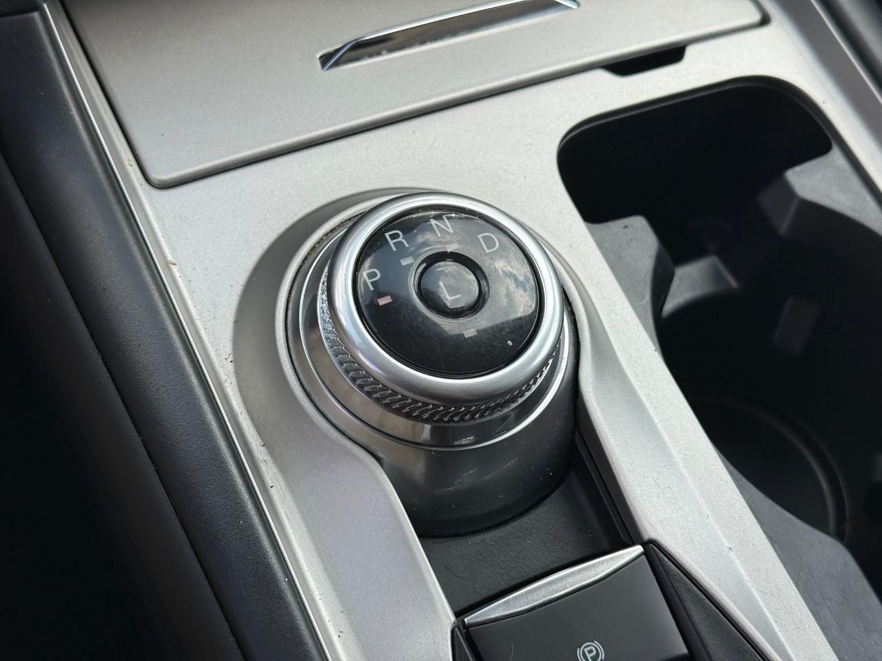 Ford Explorer Vehicle Full-screen Gallery Image 20