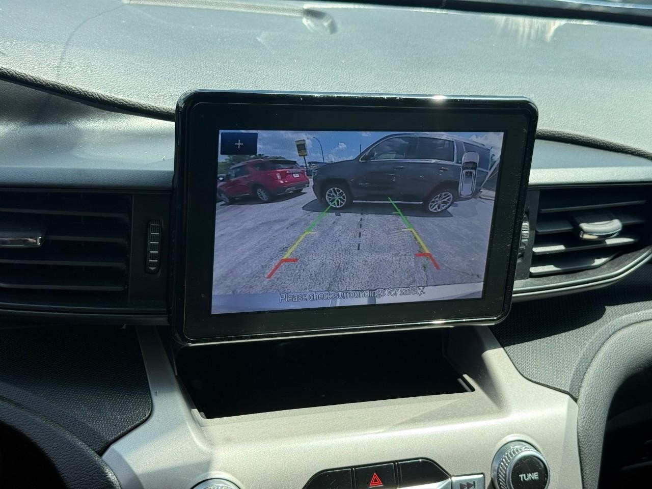 Ford Explorer Vehicle Full-screen Gallery Image 21