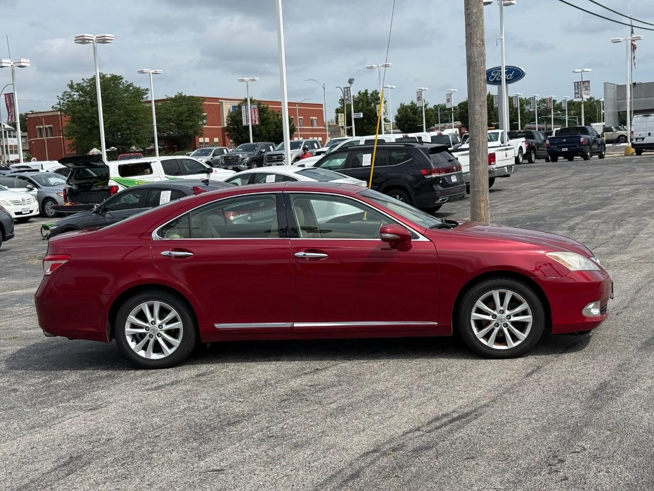 Lexus ES 350 Vehicle Full-screen Gallery Image 05