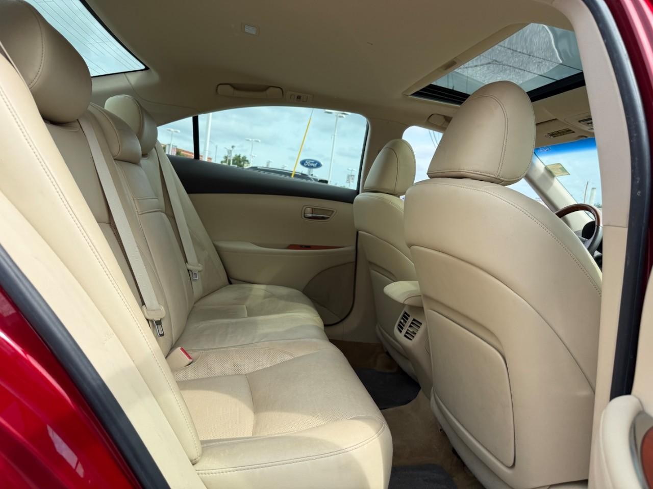 Lexus ES 350 Vehicle Full-screen Gallery Image 08