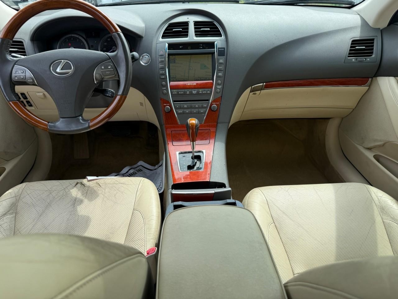 Lexus ES 350 Vehicle Full-screen Gallery Image 09