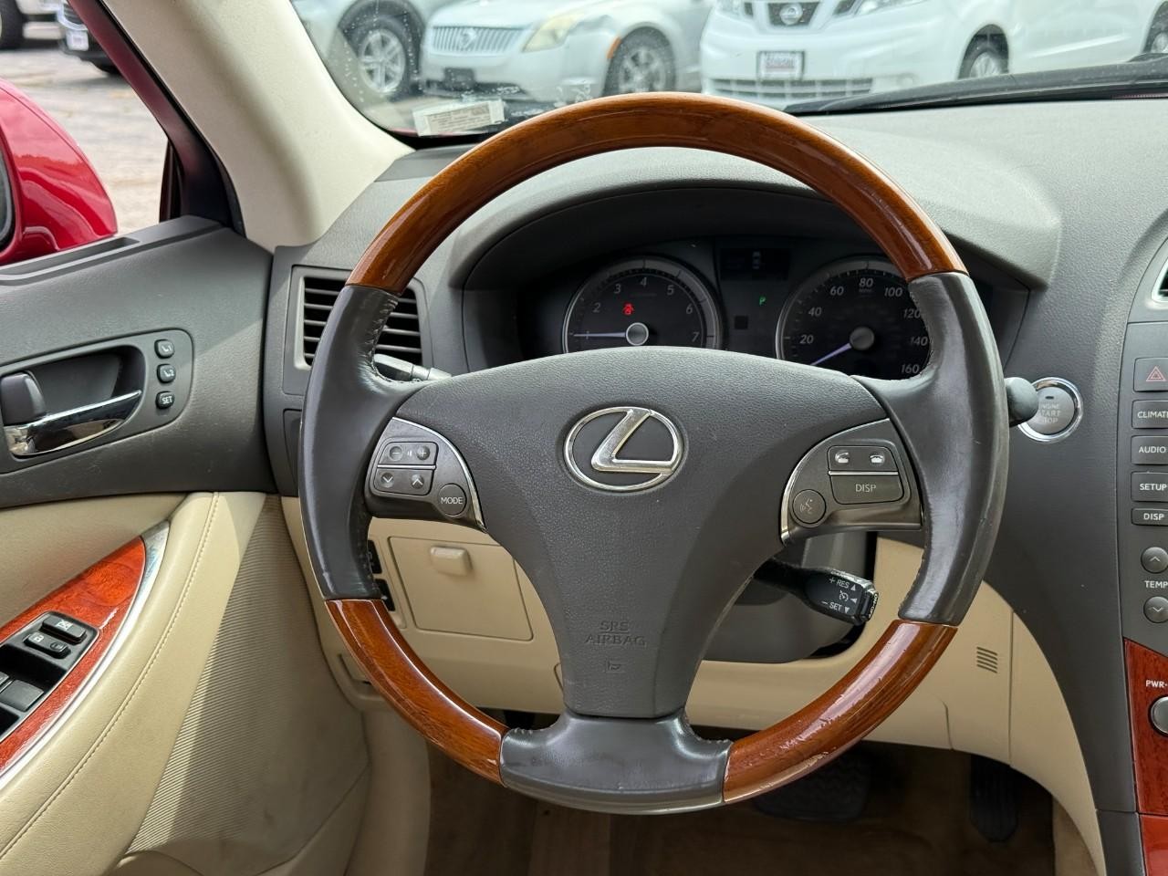 Lexus ES 350 Vehicle Full-screen Gallery Image 10
