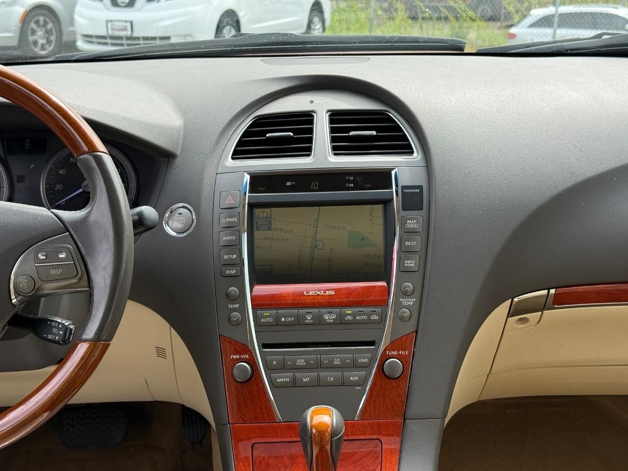Lexus ES 350 Vehicle Full-screen Gallery Image 11