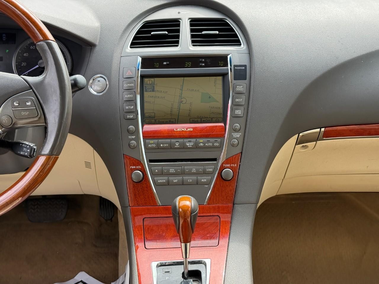 Lexus ES 350 Vehicle Full-screen Gallery Image 12