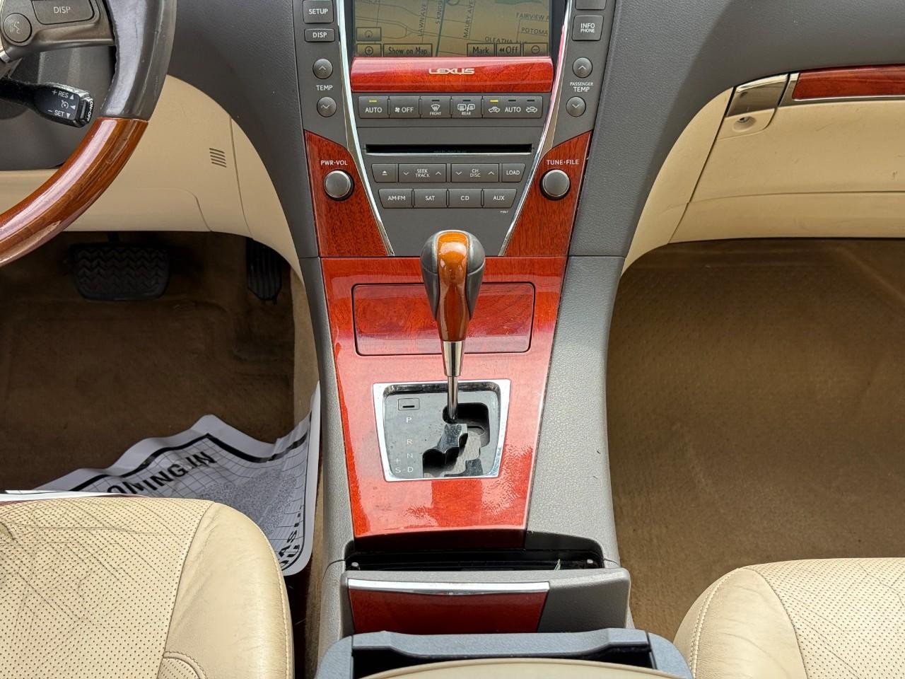 Lexus ES 350 Vehicle Full-screen Gallery Image 13