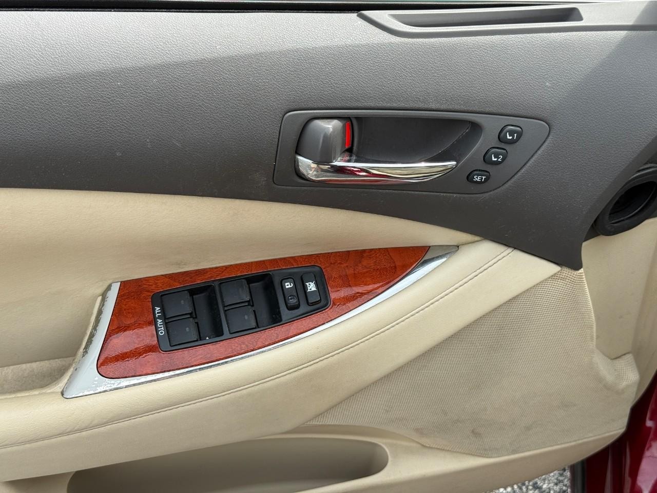 Lexus ES 350 Vehicle Full-screen Gallery Image 14